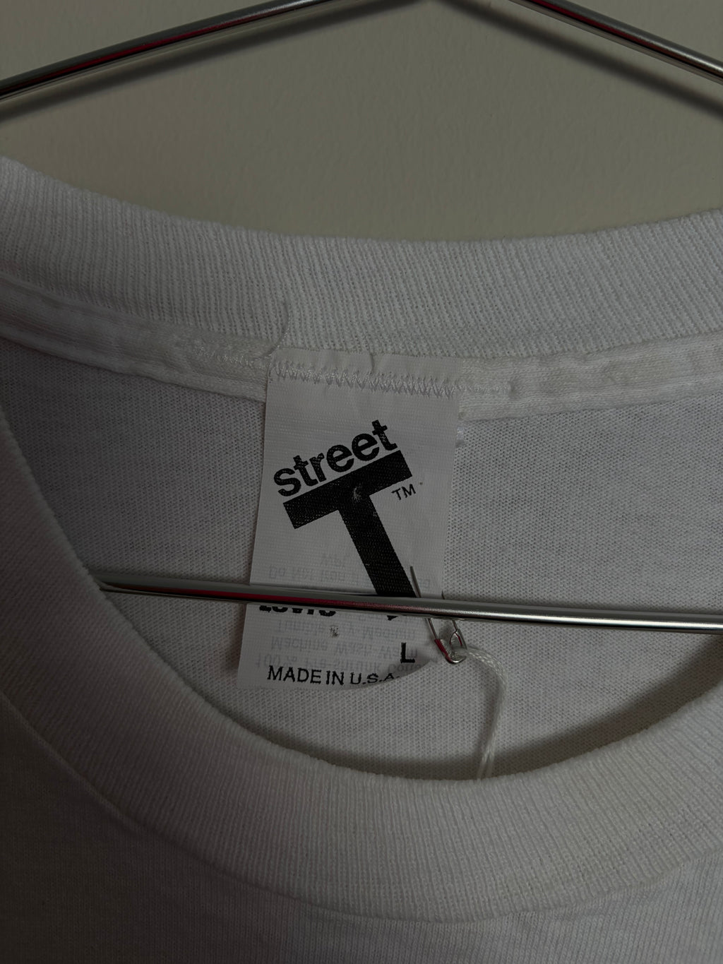 (L) 1990 Levi’s White Tee